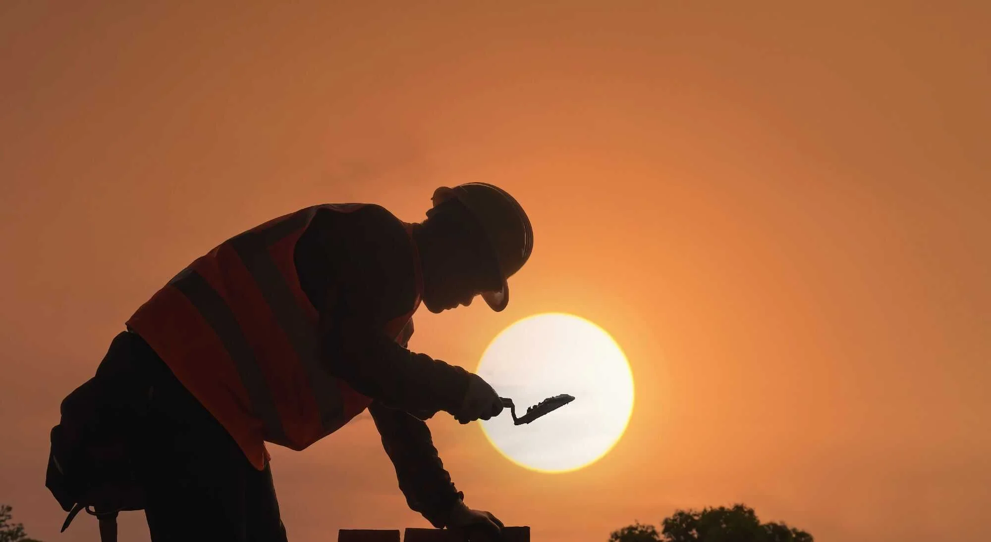 Un maçon travaillant au coucher du soleil. Constructeur de villas à Marrakech - phase de conception du projet